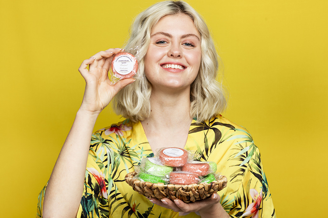 chica con champu solido